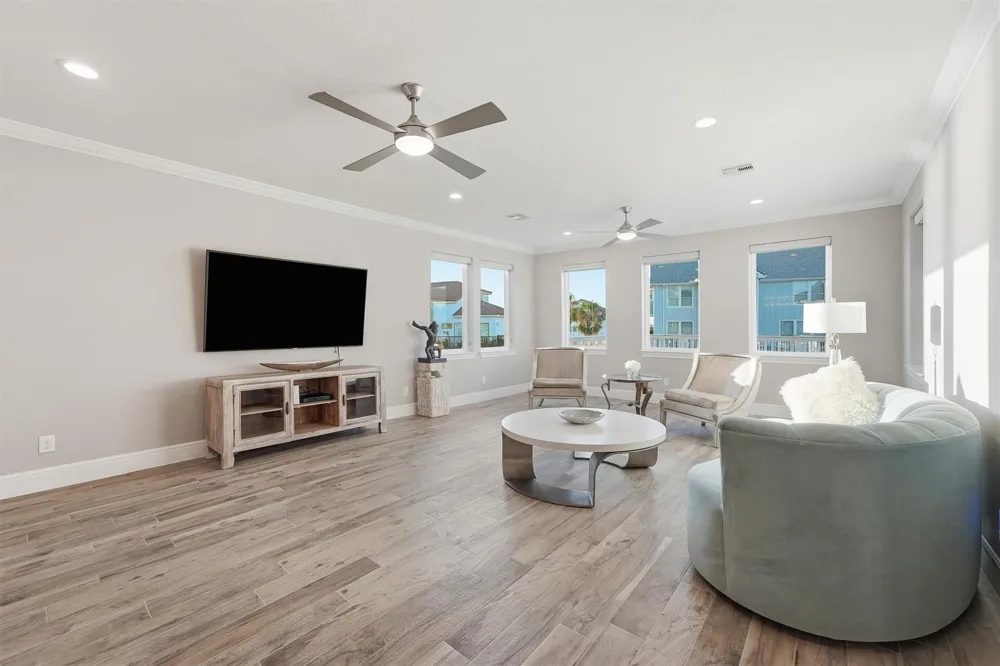 438 Amanda Circle Tiki Island, TX 77554