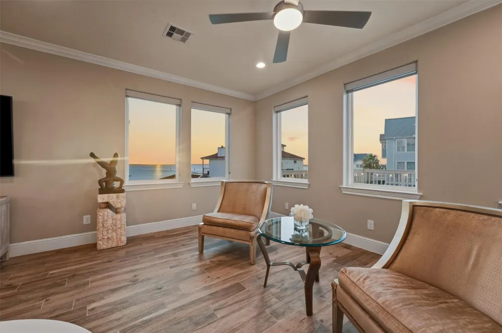 438 Amanda Circle Tiki Island, TX 77554