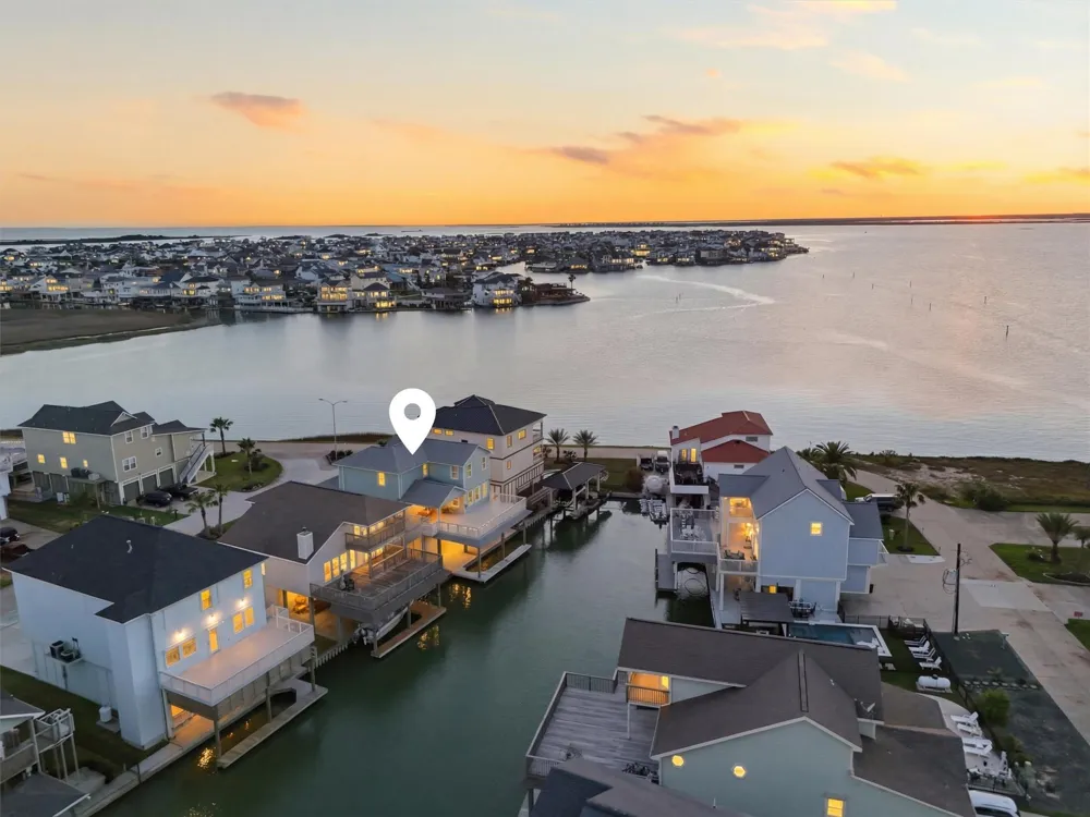 438 Amanda Circle Tiki Island, TX 77554