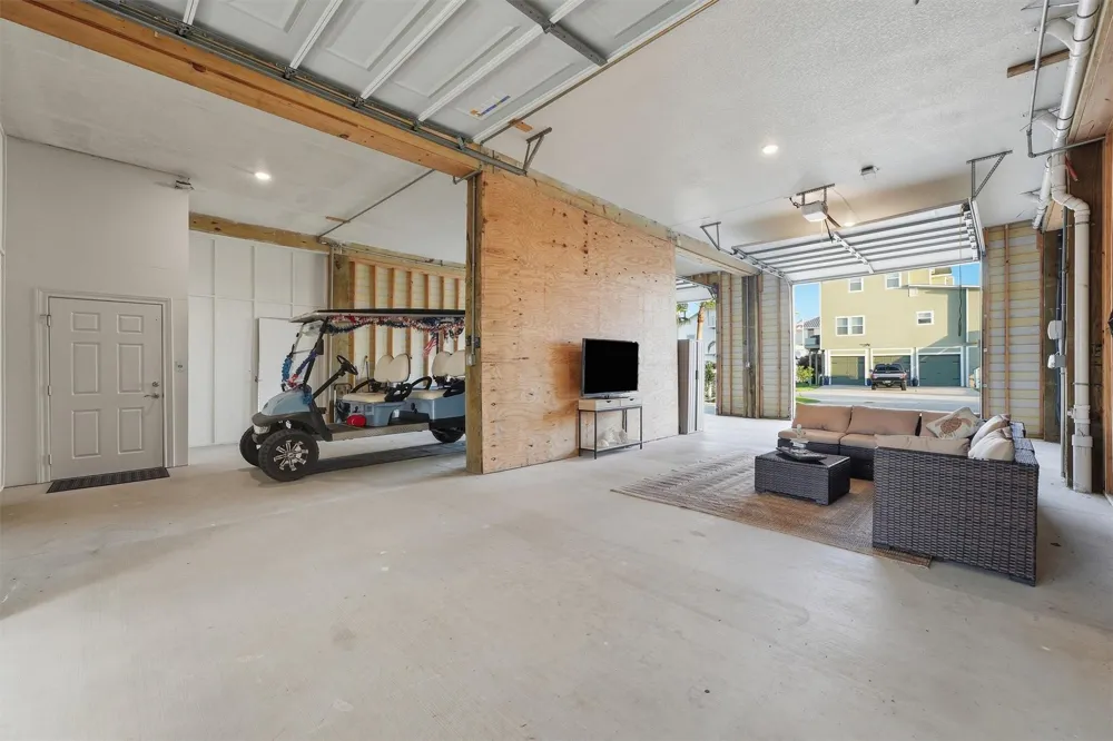 438 Amanda Circle Tiki Island, TX 77554