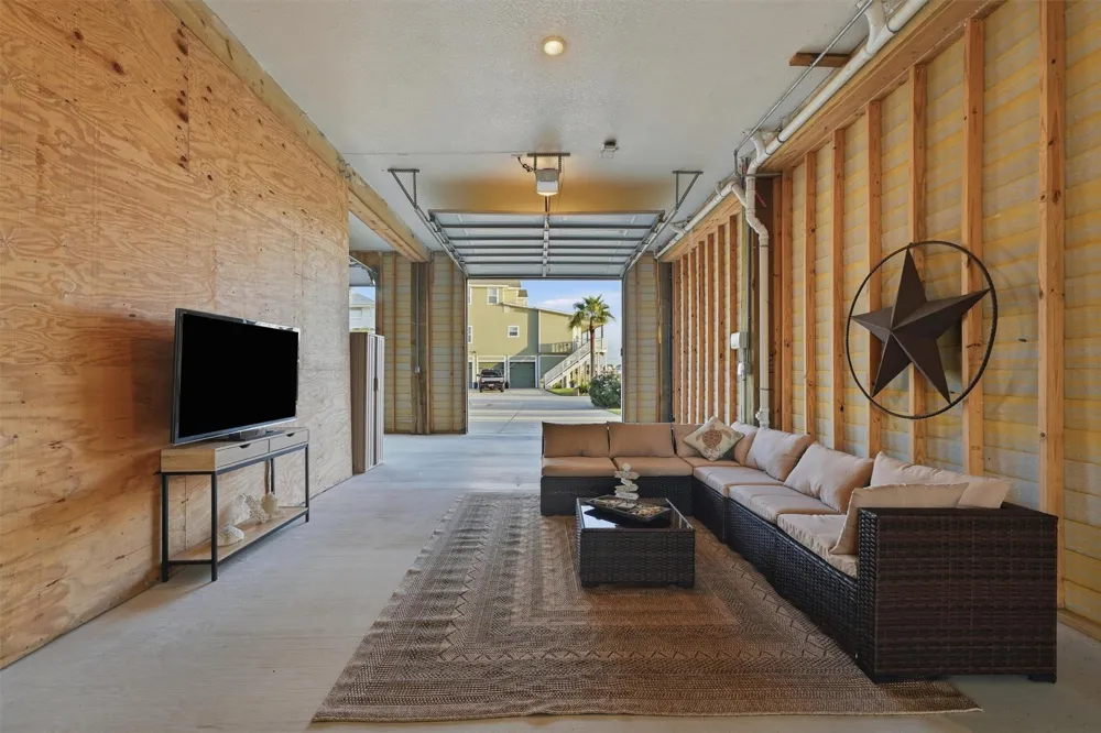 438 Amanda Circle Tiki Island, TX 77554