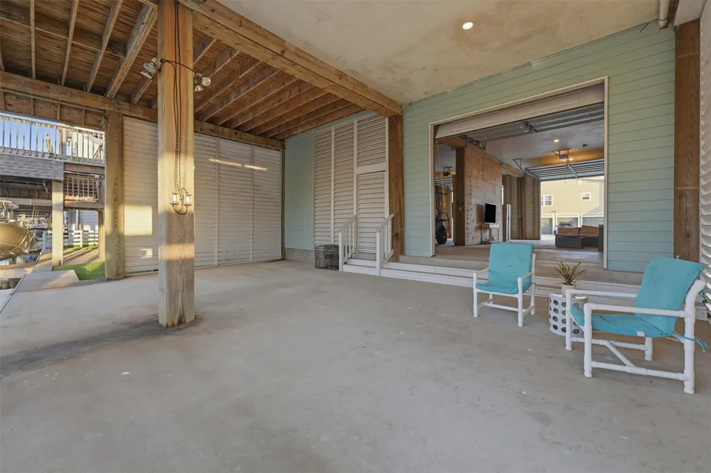 438 Amanda Circle Tiki Island, TX 77554