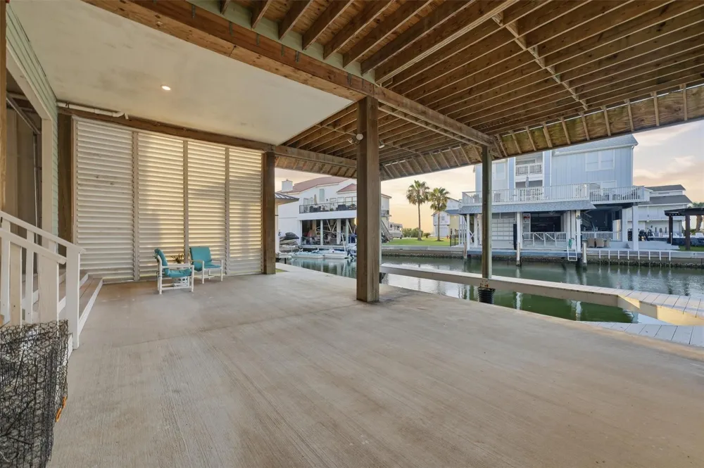 438 Amanda Circle Tiki Island, TX 77554