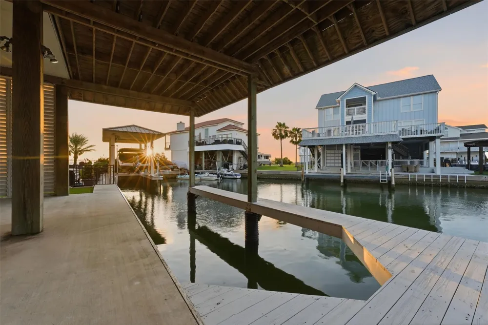 438 Amanda Circle Tiki Island, TX 77554