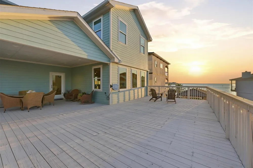 438 Amanda Circle Tiki Island, TX 77554