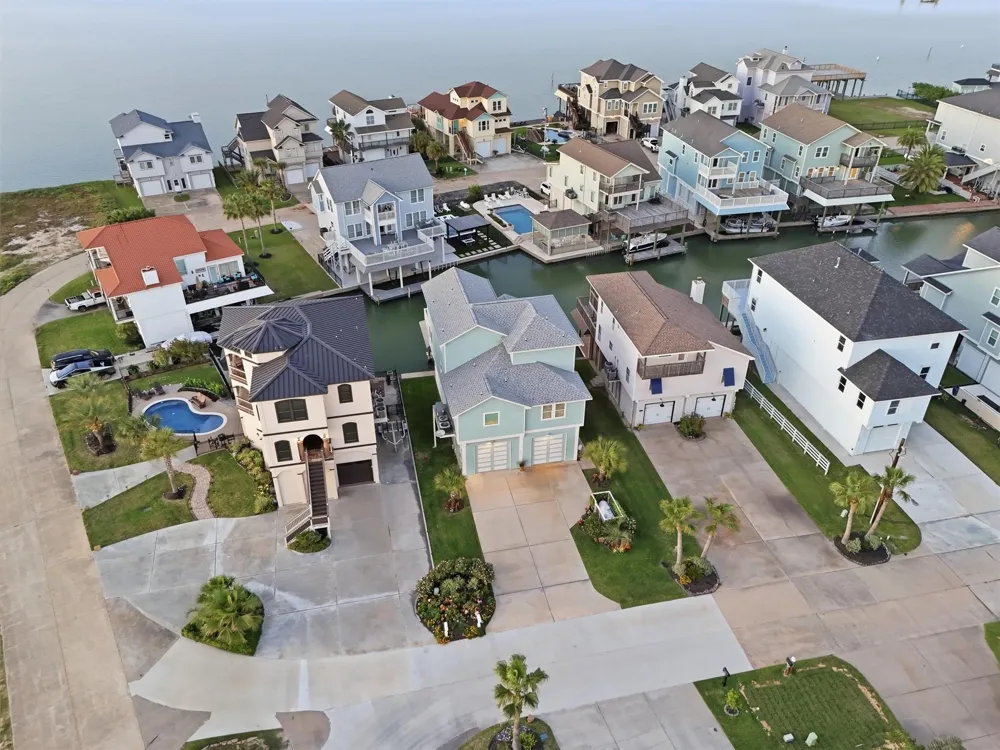 438 Amanda Circle Tiki Island, TX 77554
