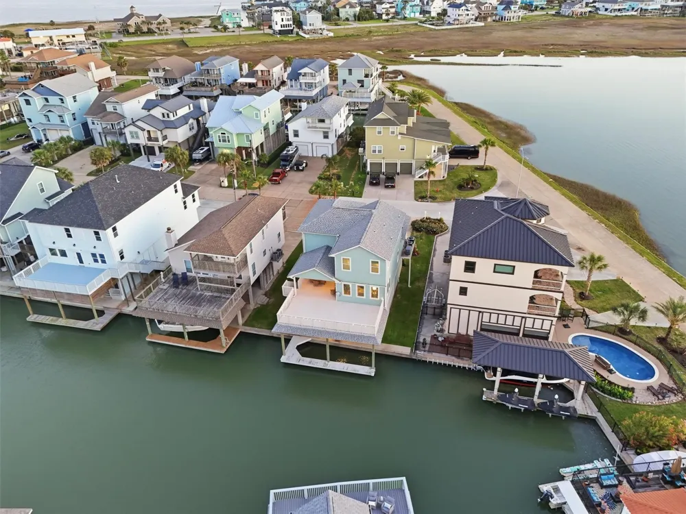 438 Amanda Circle Tiki Island, TX 77554