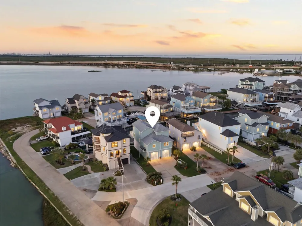 438 Amanda Circle Tiki Island, TX 77554