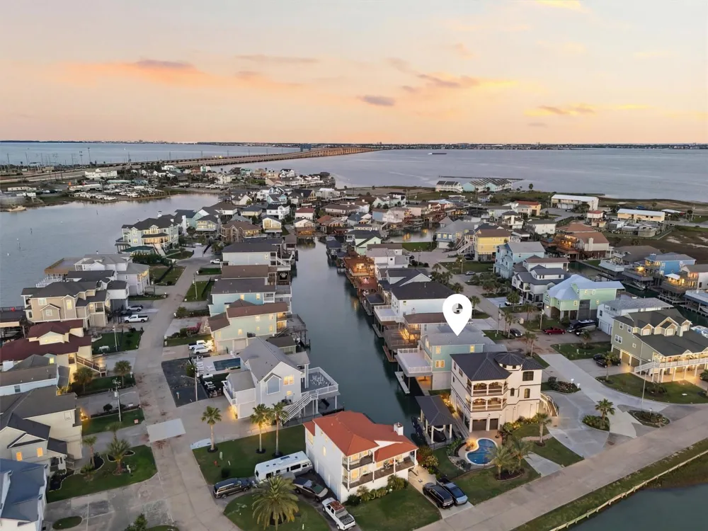 438 Amanda Circle Tiki Island, TX 77554