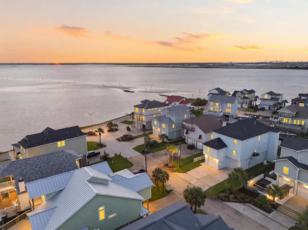 438 Amanda Circle Tiki Island, TX 77554