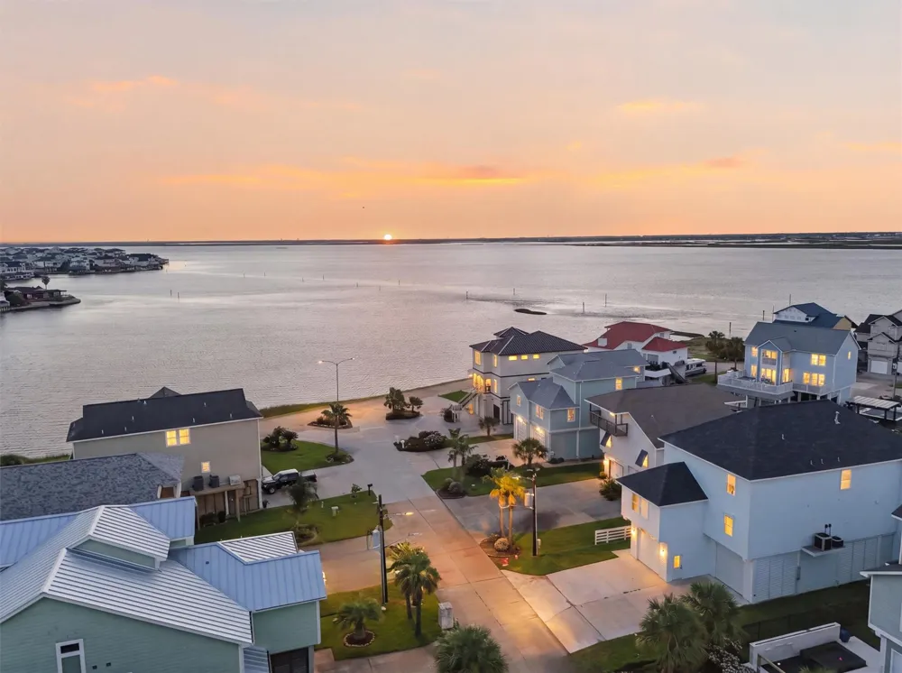438 Amanda Circle Tiki Island, TX 77554