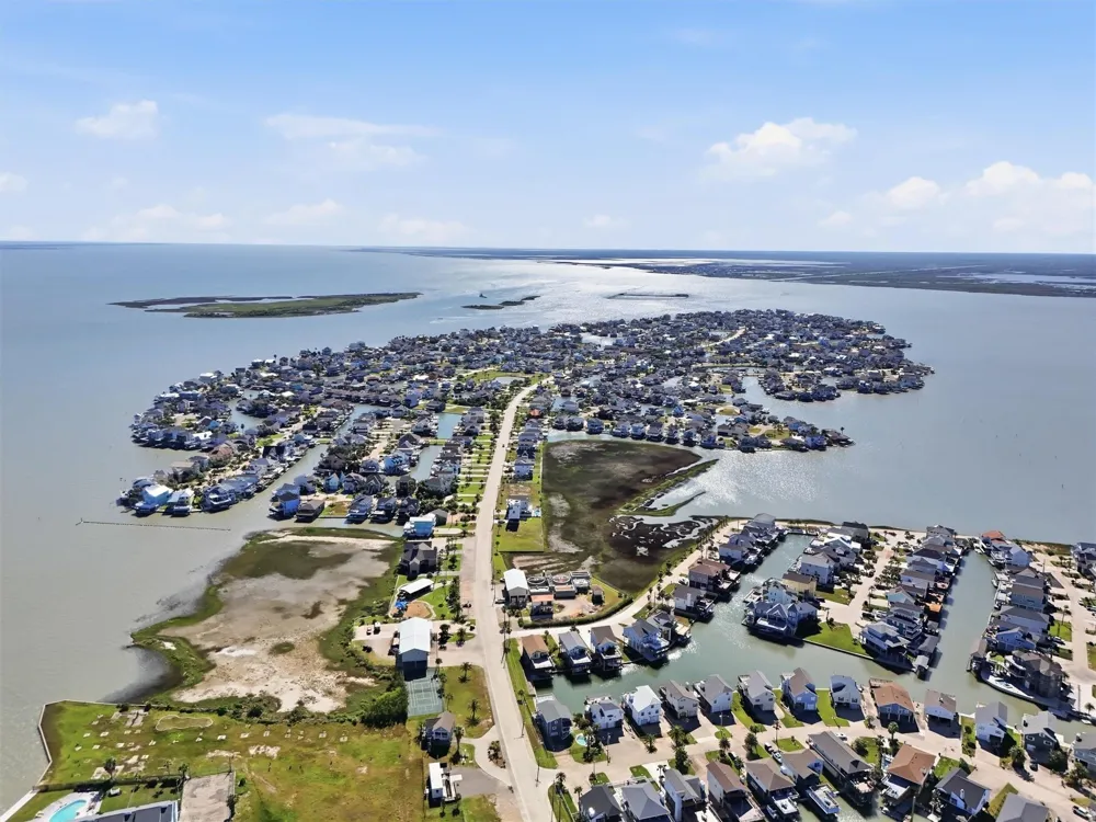 438 Amanda Circle Tiki Island, TX 77554
