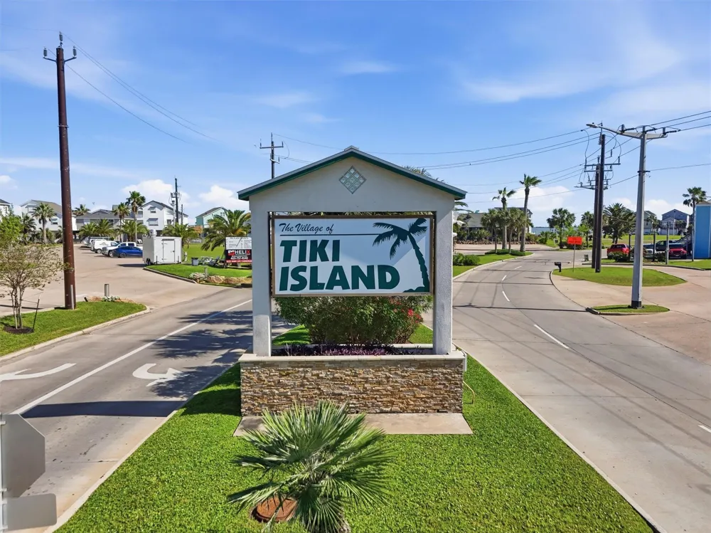 438 Amanda Circle Tiki Island, TX 77554