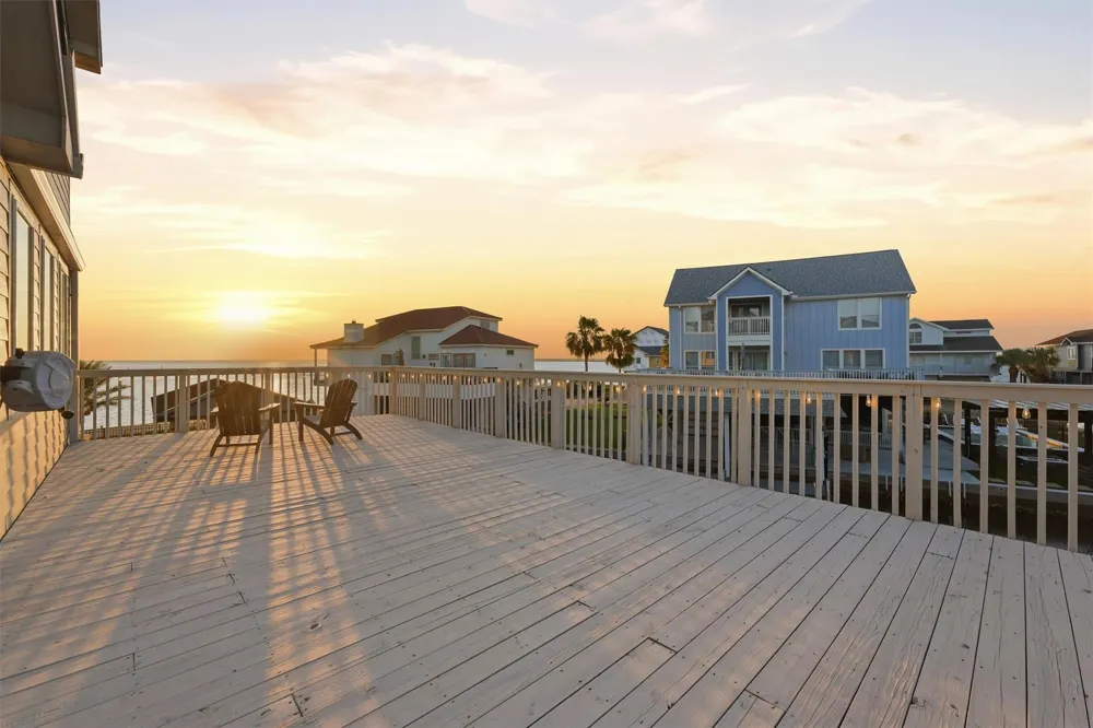 438 Amanda Circle Tiki Island, TX 77554