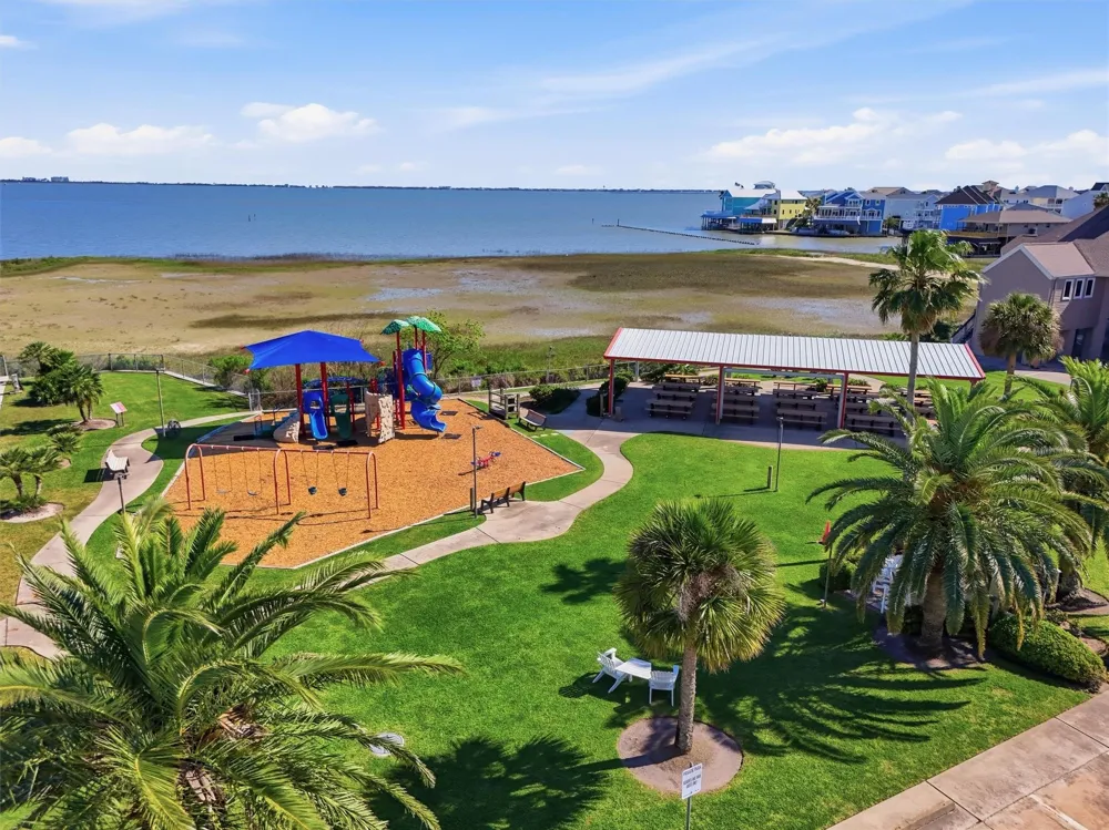438 Amanda Circle Tiki Island, TX 77554