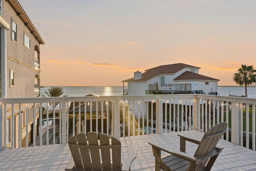 438 Amanda Circle Tiki Island, TX 77554