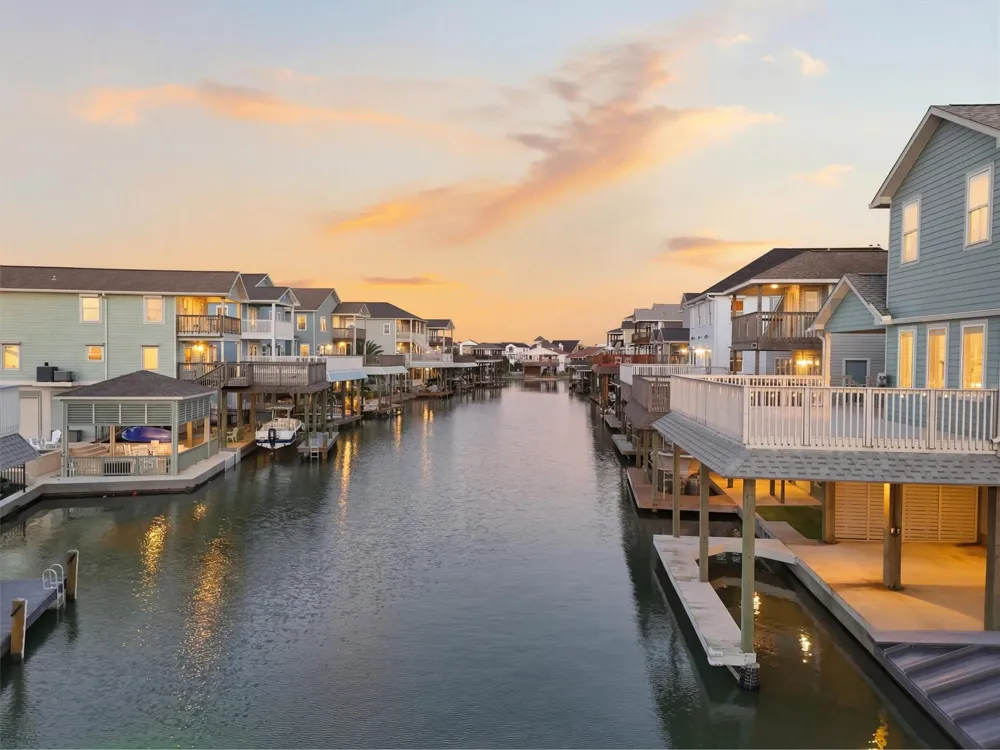 438 Amanda Circle Tiki Island, TX 77554