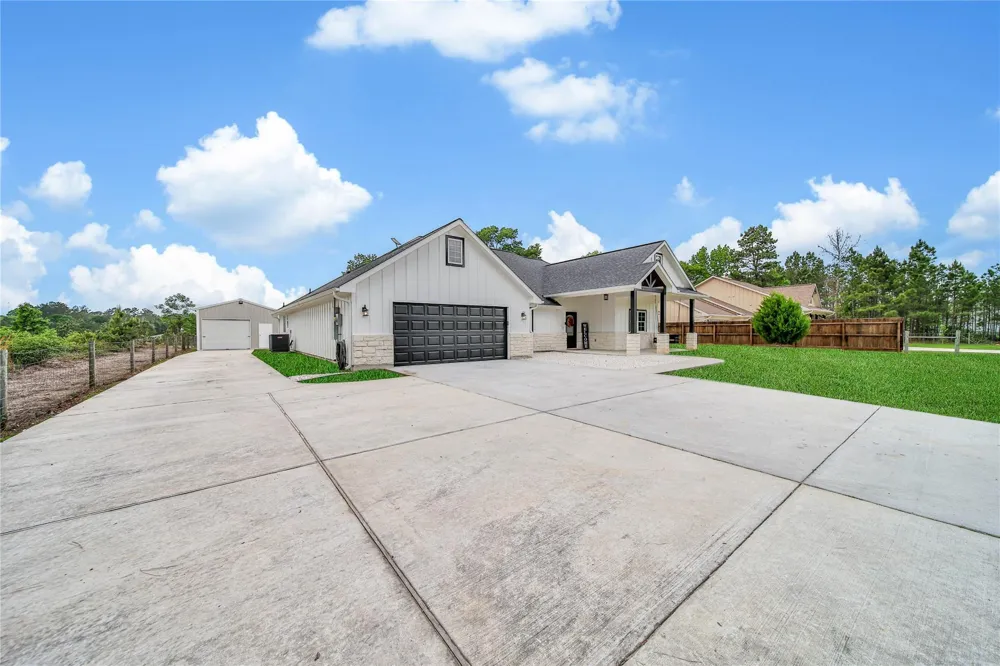 2063 White Buck Court Cleveland, TX 77328