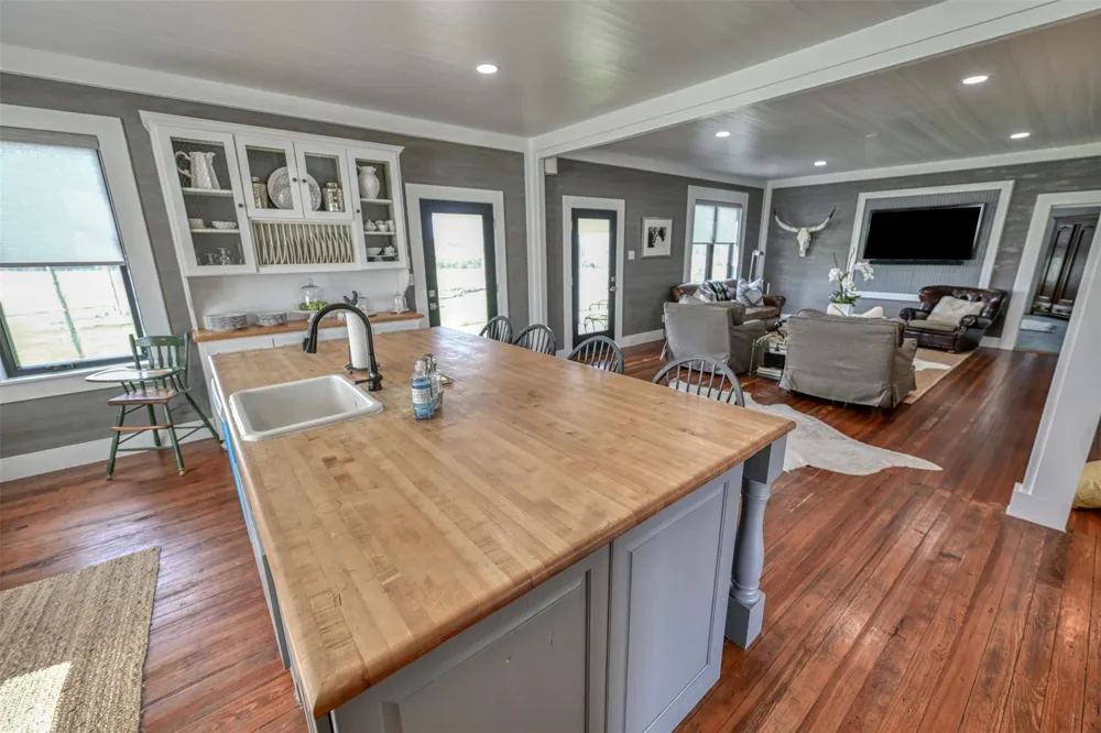 3805 Guenther Road La Grange, TX 78945