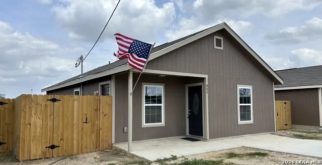 802 E 6th St. Nixon, TX 78140
