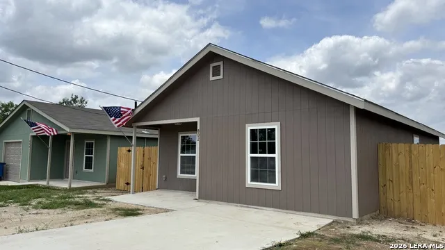 802 E 6th St. Nixon, TX 78140