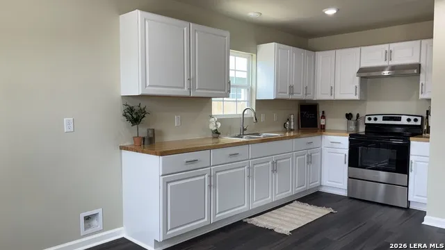 802 E 6th St. Nixon, TX 78140