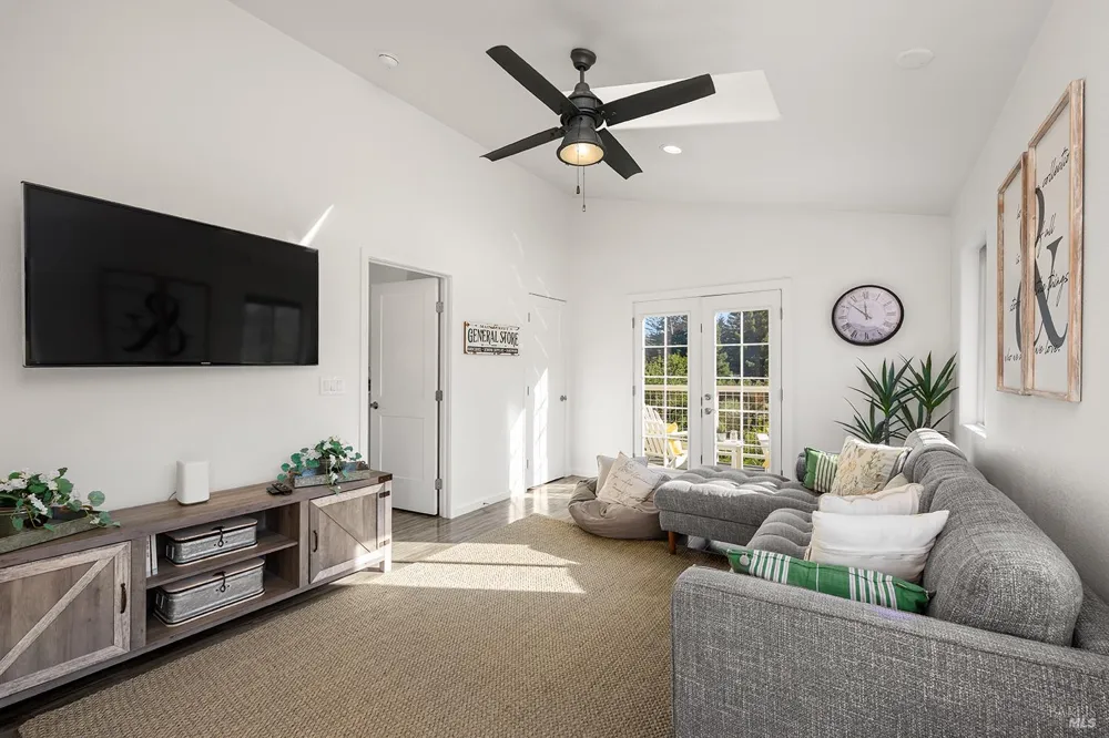 16530 Laughlin Road Guerneville, CA 95446