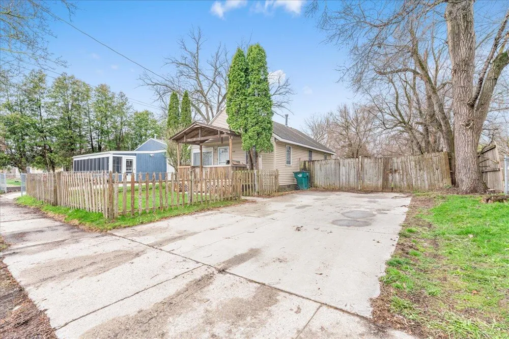 4924 Pleasant Grove Road Lansing, MI 48910