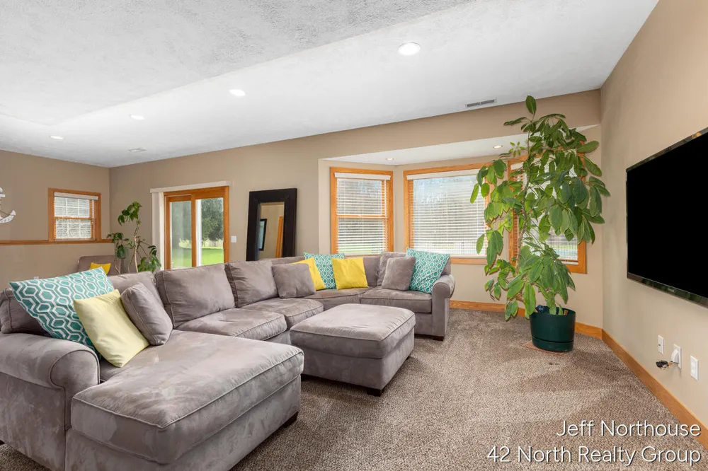 7553 Willow Pointe Drive Caledonia, MI 49316