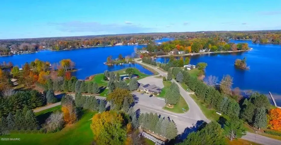 9482 Fawn Lake Drive Canadian Lakes, MI 49346