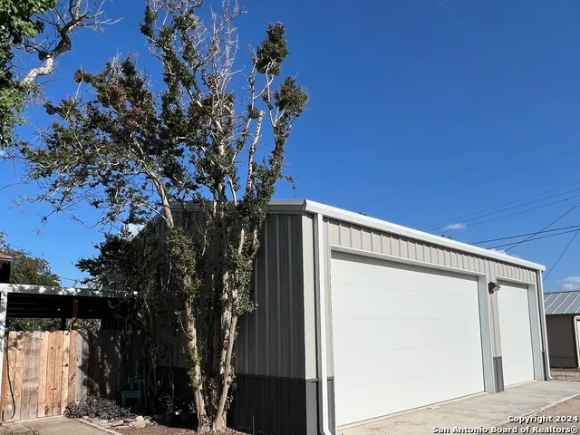 300 E Church St Three Rivers, TX 78071