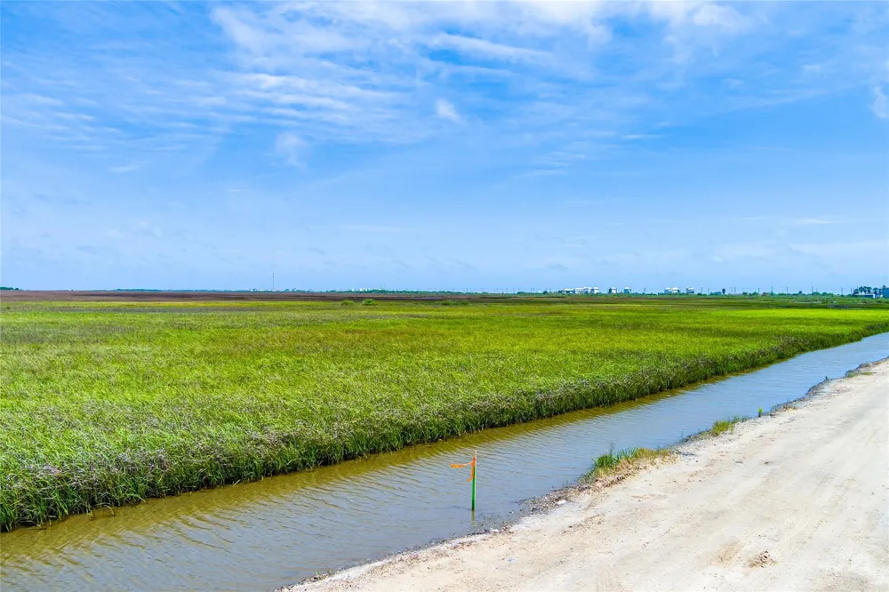 40 S Tuna Ave Crystal Beach, TX 77650