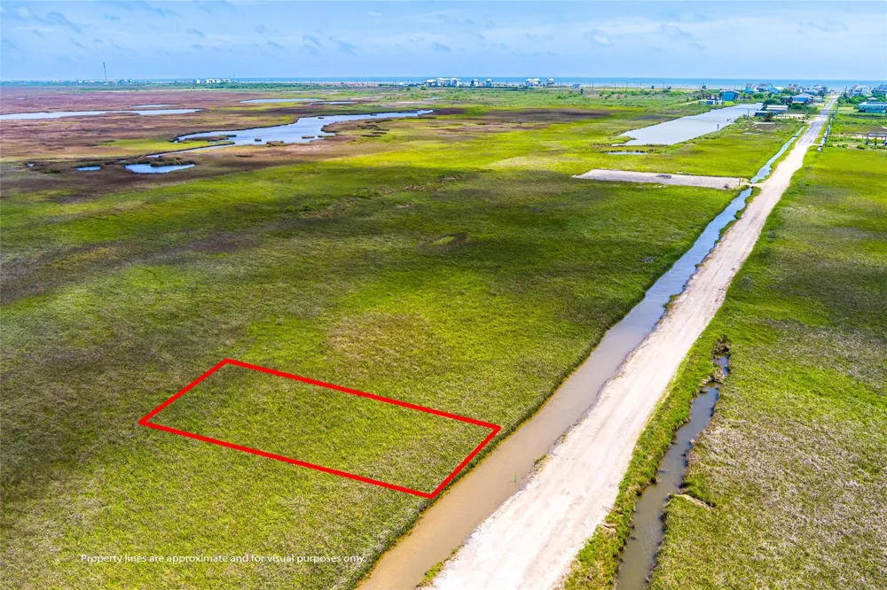 40 S Tuna Ave Crystal Beach, TX 77650