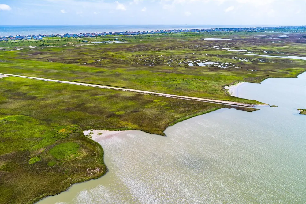 40 S Tuna Ave Crystal Beach, TX 77650