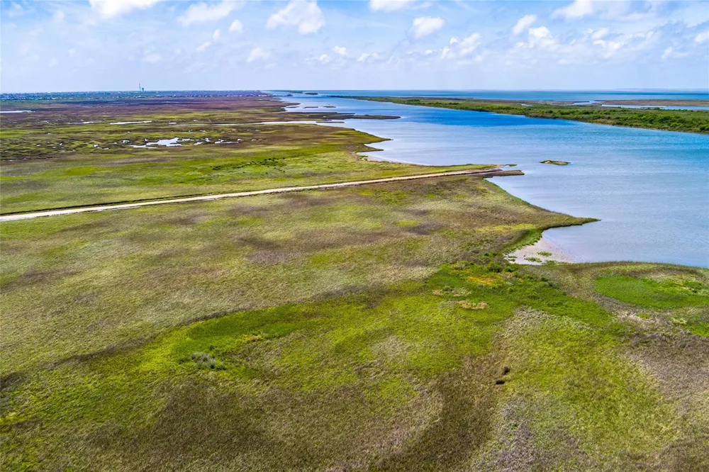 40 S Tuna Ave Crystal Beach, TX 77650