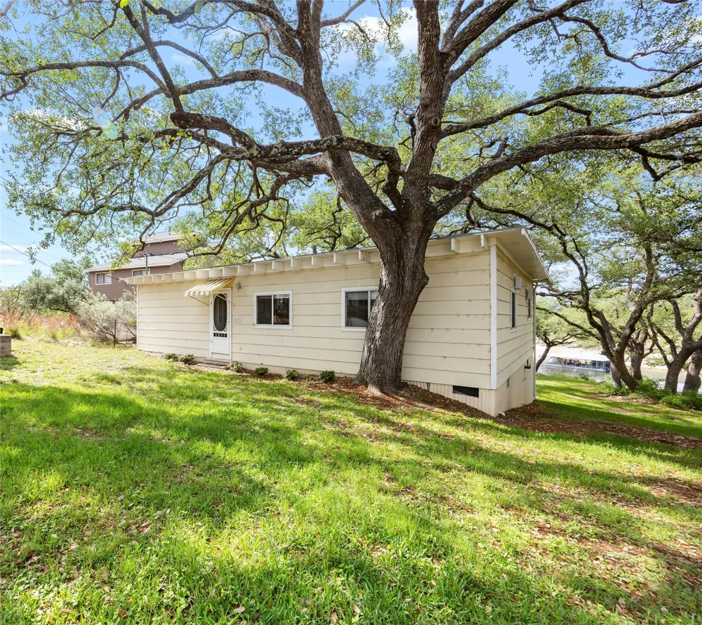 1131 Edgewater Drive Spicewood, TX 78669