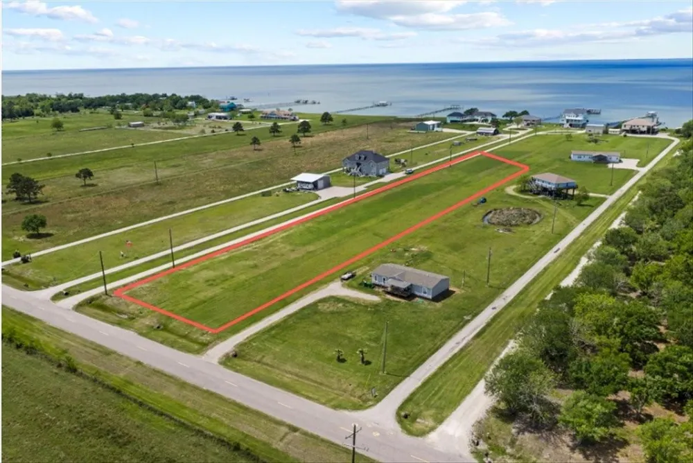 4409 W Bayshore Road Anahuac, TX 77514