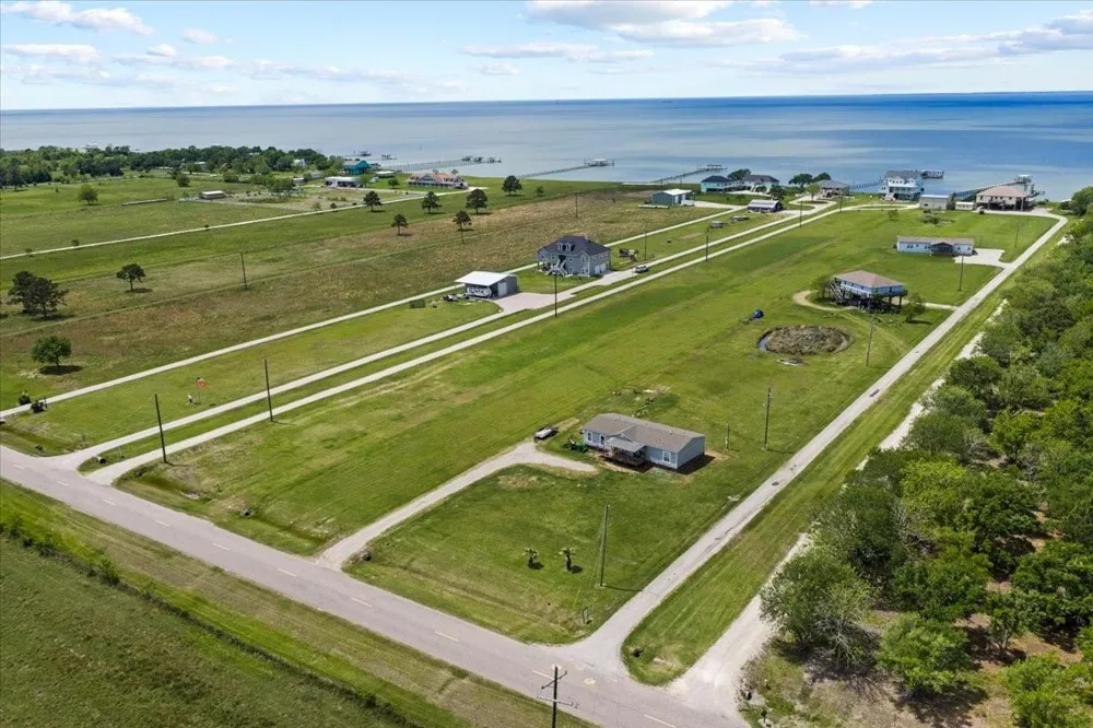 4409 W Bayshore Road Anahuac, TX 77514