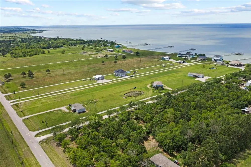 4409 W Bayshore Road Anahuac, TX 77514