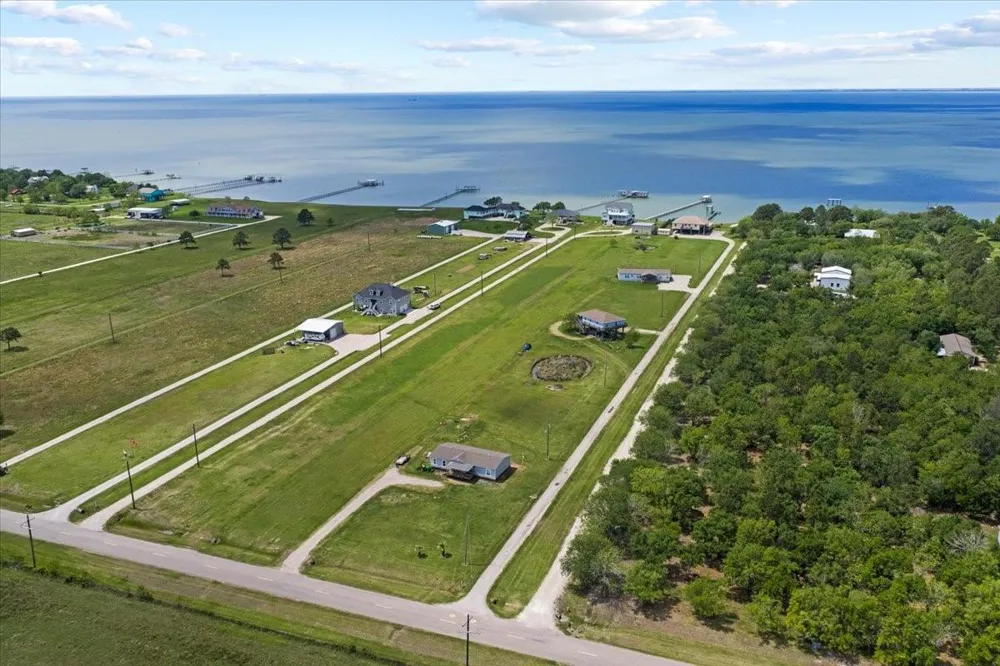 4409 W Bayshore Road Anahuac, TX 77514