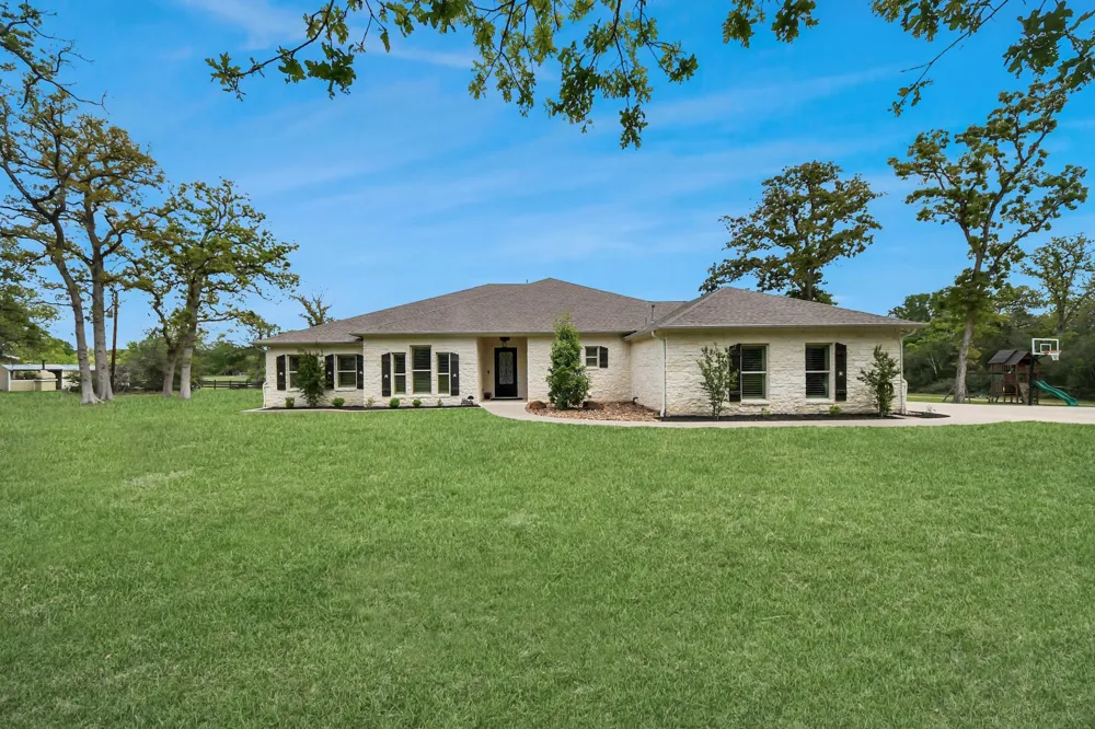 460 High Meadows Road Bellville, TX 77418