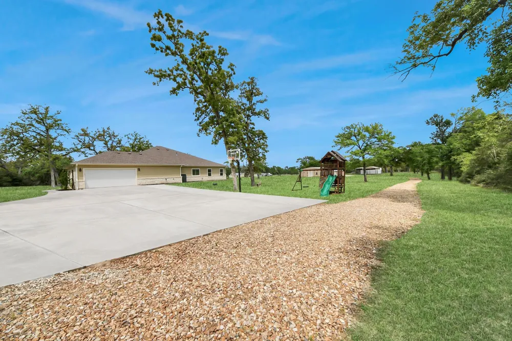 460 High Meadows Road Bellville, TX 77418