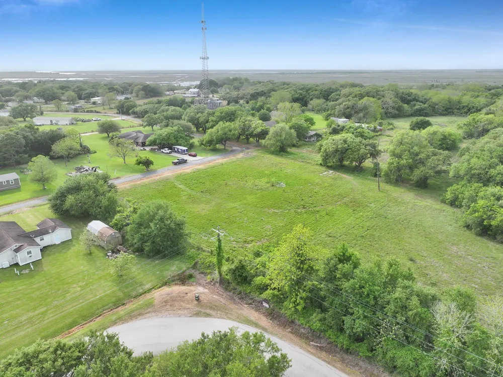 1364 Walter High Island, TX 77632