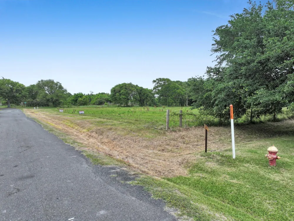 1364 Walter High Island, TX 77632