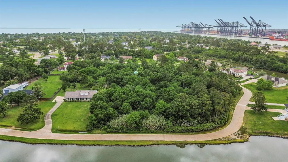 3515 E Bayou Drive Shoreacres, TX 77571