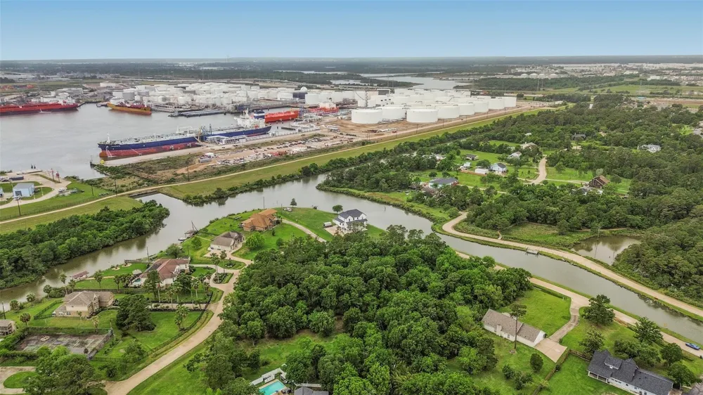 3515 E Bayou Drive Shoreacres, TX 77571