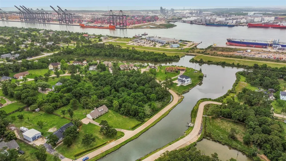 3515 E Bayou Drive Shoreacres, TX 77571