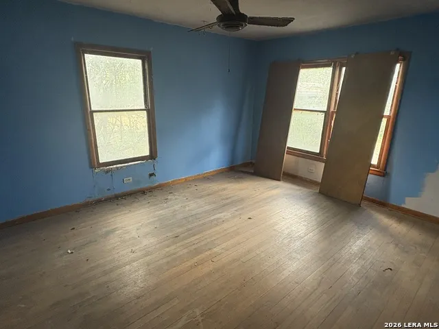 104 Charles George West, TX 78022