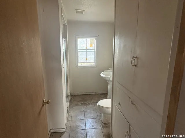 104 Charles George West, TX 78022