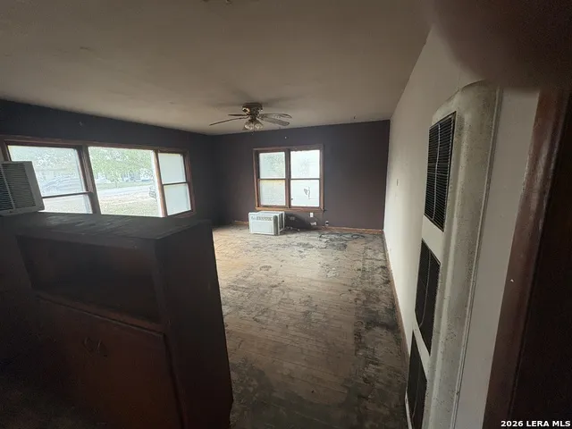 104 Charles George West, TX 78022